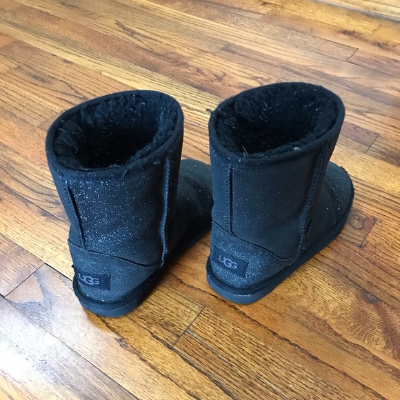 Girls Sparkling Black Ugg Boots Classic II
Size 2
Smoke Free Home
Bundle… - Picture 8 of 16
